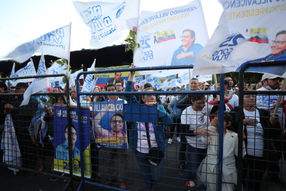 Simpatizantes se manifiestan a favor del candidato reemplazante del asesinado Fernando Villavicencio, en Quito.