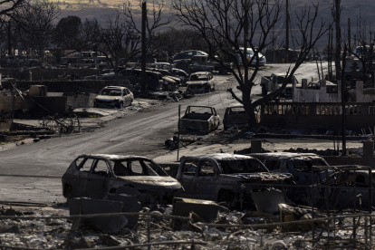 Autos dañados y casas en ruinas es todo lo que queda de un vecindario después de que el incendio de Lahaina arrasara la ciudad de Lahaina, Hawái.