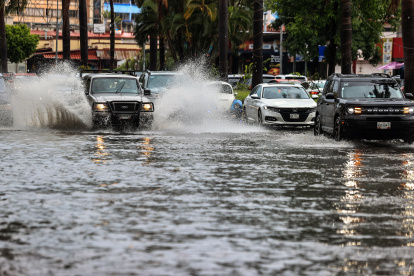 El fenómeno, que surgió el miércoles como tormenta tropical, avanza con vientos sostenidos de 230 kilómetros por hora y rachas de 280 kilómetros por hora.