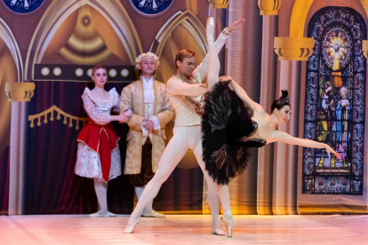 A lo largo de dos siglos, el ballet de San Petersburgo se ha establecido como uno de los más prestigiosas en su estilo..