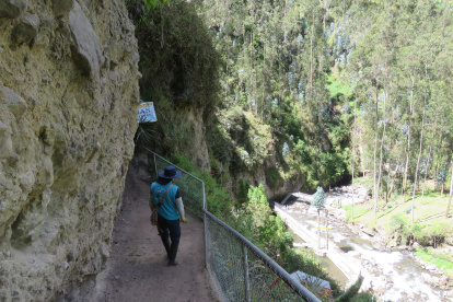 Recorrido. El camino de tierra que bordea el río Daldal, uno de los tantos afluentes del sector de Pungalá.