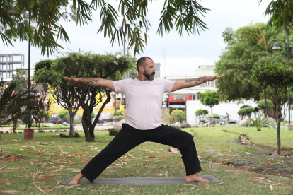 Yoga para crisis con Gustavo Plaza ... FD: CARLOS KLINGER  ... 15-08-2023