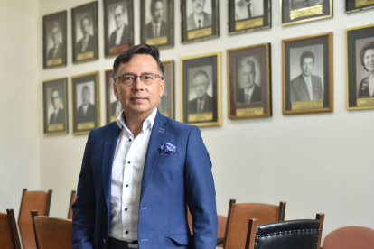 ENTREVISTA AL ECONOMISTA SANTIAGO GARCIA  EN SU OFICINA EN LA ESCUELA DE ECONOMISTAS DE PICHINCHA 04 de agosto del 2023 KARINA DEFAS Agencia (ag-expreso ag-extra ag-quito)