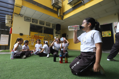 Los estudiantes del colegio Nuestra Señora del Carmen se hidratan constantemente.