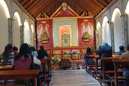 Loja. Los devotos católicos se preparan para recibir a la imagen.