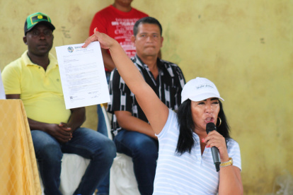 Según Zambrano, fueron tres los artefactos explosivos lanzados contra las dependencias de la Prefectura de Esmeraldas.