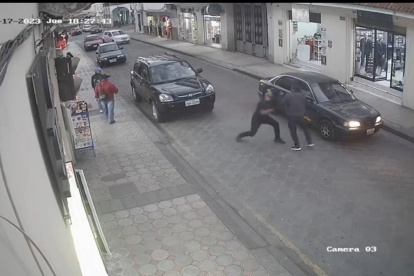 En esta captura de vídeo se observa la agresión con un puñal.