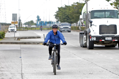 Realidad. En estas circunstancias, entre decenas de autos, peatones y ciclistas se ven obligados a movilizarse, a diario.