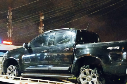 Una camioneta quedó abandonada en el ingreso de Muey en donde en un video se observa al alcalde de La Libertad.