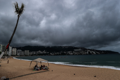 Una playa cubierta de nubes grises hoy, en el balneario de Acapulco, estado de Guerrero (México). México prevé que la tormenta tropical Hilary arribe