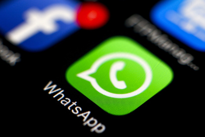 Vista el logo de la aplicación de mensajería WhatsApp en un teléfono móvil
