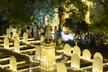 Escenario. Varias personas caminan junto a algunas de las tumbas y monumentos en la necrópolis protestante más antigua de España.