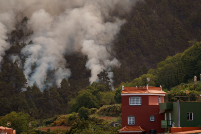 - Vista del barrio de Pinolere, en el municipio de La Orotava, que ha sido evacuado a consecuencia de la cercanía del incendio forestal que afecta a varios municipios de la isla de Tenerife