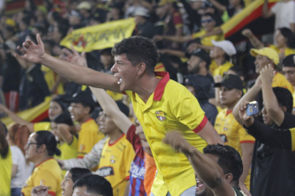La hinchada canaria sufrió hasta el final el empate de su equipo quienes recibieron un tiro penal en los minutos finales del complicado encuentro.