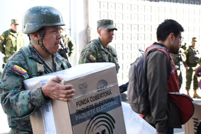 El material electoral fue trasladado con un fuerte contingente de seguridad militar.