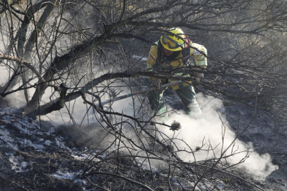 El cerro Casitagua empezó a arder a las 10:00 del 18 de agosto y hasta la noche los bomberos seguían peleando contra las llamas.
