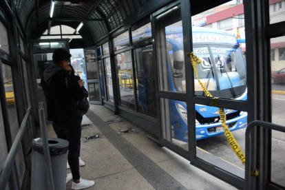 Averías. En la parada de La Prensa y Fernández Salvador, la puerta central está dañada.