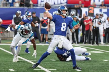 Daniel Jones pasando el balón en el partido ante Carolina Panthers.