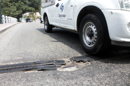 Los conductores están hartos de estos socavones.