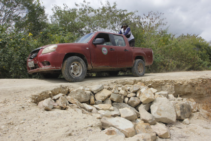 1. Rellenos. La carretera partida es rellenada con piedras que se encuentran en el camino para que, con extremo cuidado, algunos carros puedan circular.