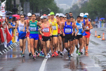 Daniel Pintado (c) fue el mejor ecuatoriano ubicado en la prueba de los 20 kilómetros marcha, tras terminar séptimo.