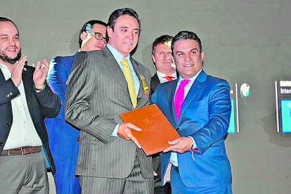 Recuerdo. José Serrano, entonces ministro del gobierno de Rafael Correa, condecora al Mago Chérrez, que luego financiaría el spa de su amiga.