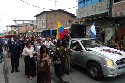 Recorrido. Decenas se unieron al sepelio, varios vestidos de militares.