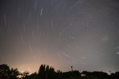 Fotografía de larga exposición durante la lluvia de estrellas de las Perseidas sobre la localidad cántabra de Comillas.