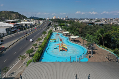 Abandono. El parque acuático del parque lineal de la avenida Barcelona y la 17 está paralizado. Su piscina está seca y los otros implementos recreativos se están resquebrajando.