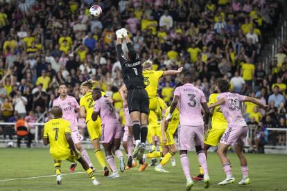 El portero del Inter Miami CF, Drake Callender (c), bloquea un tiro durante la primera mitad de la final de la Leagues Cup 2023 entre Nashville SC e Inter Miami CF en el Geodis Park de Nashville.