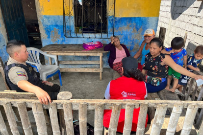 Puná. Una familia dialoga con una delegada de Cáritas.