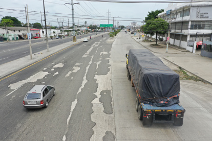 Baches. Grandes baches y huecos se han formado por el paso de carros pesados y extrapesados. Las piedras levantadas del pavimento representan un peligro para la comunidad.