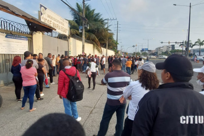 En el colegio José María Egas, recinto electoral ubicado al sur de la ciudad, es notoria la acumulación de ciudadanos quienes quieren ejercer el voto.