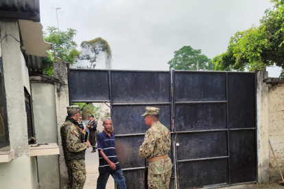 Miembros de las Fuerzas Armadas custodian este reciento electoral.