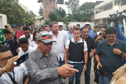 El candidato lució un chaleco antibalas