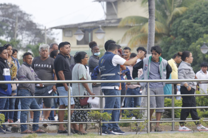 El Registro Civil ubicado en la Av. 25 de Julio, está abarrotado por ciudadanos que pugnan por sacar el documento de identidad para ejercer su derecho al sufragio.