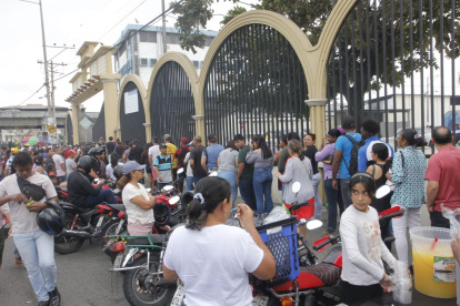 La fila de los ciudadanos corre el exterior de un centro comercial y llega hasta la ciudadela La Terraza.