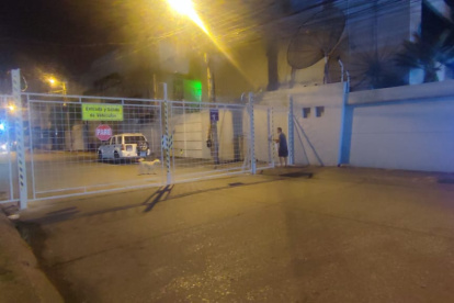 Urdenor. El vecindario se juntó para colocar las rejas de por seguridad.