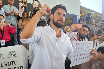 Jan Topic ejerció su derecho al voto en la junta 27 del recinto electoral de la Unidad Educativa Bilingüe Nuevo Mundo, en Samborondón