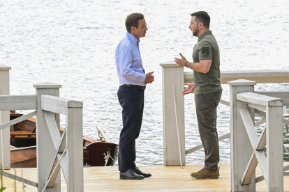 El primer ministro sueco Ulf Kristersson dialoga con el presidente de Ucrania, Volodímyr Zelensky, durante una visita de Estado a Suecia del 19 de agosto.