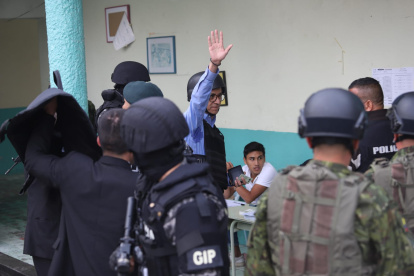 Lo hizo en la junta 19 de la Escuela Fiscal República de Bolivia, en la calle Iñaquito, en el norte de la capital.