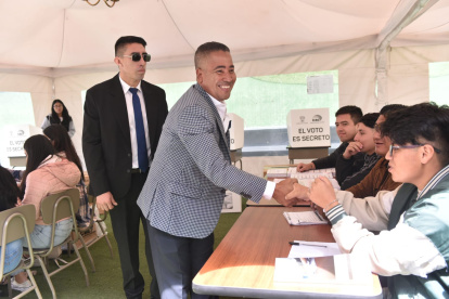 Voto de Bolívar Armijos en el colegio Charles Darwin.