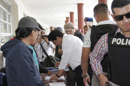 El candidato a la presidencia de la República Xavier Hervas votó en el Colegio San Gabriel