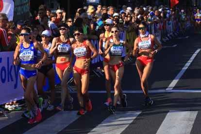Glenda Morejón (a la izquierda, de gorra blanca), estuvo peleando en el primer pelotón de la competencia.