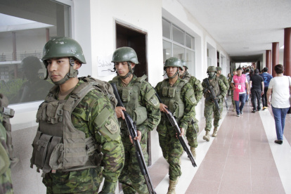 Seguridad. Miembros de las Fuerzas Armadas reforzaron la custodia en los recintos electorales.