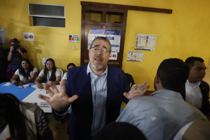 El candidato Bernardo Arévalo de León, luego de sufragar este domingo 20 de agosto.