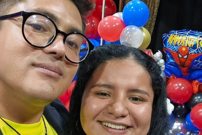 El Cuy con la productora.