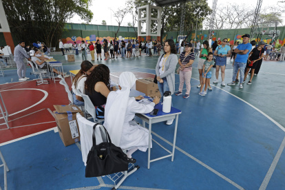 El rostro de Fernando Villavicencio, el candidato a la Presidencia de Ecuador asesinado la pasada semana a la salida de un mitin político, consta en la papeleta electoral, en la que este domingo le han apoyado varios simpatizantes, que han expresado en sus redes sociales el anhelo de que su sucesor, Christian Zurita, siga su legado.

"Mi voto lleva lágrimas y lleva también el anhelo de que la sangre de Fernando Villavicencio no haya sido en vano. Mi voto lleva la fuerza que necesita Ecuador para levantarse en contra de un enemigo único muy amigo de la política, el asesinato de Fer solo nos ratifica que su lucha era cierta", escribió el internauta Santiago Becdach.

Añadió que "a él (Villavicencio) lo adelantaron, no calcularon que su legado continúa", y colgó en su cuenta de X (antes Twitter) un video en el que se ve cuando vota en la casilla del movimiento Construye, que tiene la foto de Villavicencio.

A ese mensaje le responde un internauta identificado como Carlos Magno: "Permíteme copiar tus palabras Santiago.. la incertidumbre que siento desde el asesinato de Fernando.. me ha dado la suficiente capacidad de tranquilizarme.. para creer en la Gente Buena (formación política de Villavicencio)... con más fe que nunca...".

"Son sus palabras y las de miles. Hoy nuestro luto lo evidenciamos en las urnas", le responde Becdach.

ASESINATO Y AMENAZAS

Periodista y presidente de la Comisión de Fiscalización de la Asamblea Nacional (Parlamento), Villavicencio era conocido por sus denuncias de presunta corrupción contra varios gobiernos, lo que le había constituido como enemigo acérrimo del expresidente Rafael Correa, contra cuyo Gobierno (2007-2017) también hizo varias denuncias.

El asesinato se produjo pocos días después de que Villavicencio denunciase haber recibido amenazas de muerte presuntamente procedentes de Adolfo Macías "Fito", el capo de la banda criminal Los Choneros, una de las mafias de crimen organizado que operan en Ecuador y que Villavicencio había prometido combatir sin miramientos.

Villavicencio fue asesinado por sicarios colombianos el pasado 9 de agosto, el momento en que ingresaba a una camioneta, pese a que el vehículo blindado en que debía subir estaba a dos minutos de llegar, según denunció la familia.

EL LEGADO RECAE EN ZURITA

El movimiento Construye designó a Zurita como sucesor de Villavicencio, y el Consejo Nacional Electoral (CNE) de Ecuador ha aclarado que los votos que se consignen en la casilla de Villavicencio serán de Zurita.

"Hoy es un día de victoria para nuestra nación, un día en el que celebramos a un presidente valiente. Hoy gana la patria. ¡Este triunfo es todo tuyo, Fernando!", escribió Zurita en redes sociales.

A ese mensaje en su cuenta de X, al que adjuntó un video de su votación ataviado con casco y chaleco antibalas, siguieron varios comentarios en los que le pedían que no se exponga y le enviaban mensajes de aliento.

En una de esas respuestas un usuario señala que le votará "para que las mafias sean sometidas", algo que Villavicencio aseguraba haría si llegaba al poder en reemplazo del conservador Guillermo Lasso, quien forzó a estas elecciones extraordinarias tras disolver en mayo pasado la Asamblea Nacional, de la que era parte Villavicencio.

INSULTOS Y APOYOS

Duro crítico de la Asamblea Nacional, Villavicencio fue de los primeros en felicitar a Lasso por la decisión, tomada al amparo del mecanismo constitucional de la "muerte cruzada", en momentos en que la Asamblea, de mayoría opositora, se disponía a votar su destitución en un juicio político, en el que se le había acusado de presunto peculado (malversación), que él negaba.

En las respuestas al mensaje de Zurita se leen también comentarios de detractores, e incluso insultos.

Cualquiera de los ocho candidatos que resulte electo en los comicios presidenciales de este domingo, o en una eventual segunda vuelta el 15 de octubre, deberá completar el período de Lasso, es decir hasta mayo de 2025, cuando deberá asumir otro presidente que salga de un nuevo proceso electoral.