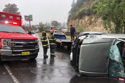 Accidente. El vehículo quedó virado en medio de la vía.