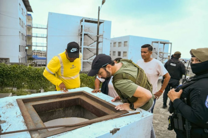 Protección. El alcalde de Durán, Luis Chonillo hace una inspección de una obra rodeado de su seguridad.